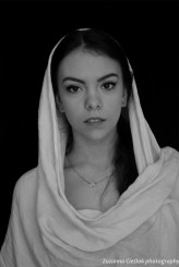 Zvzi Modelka - Weronika 
Sesja portretowa w świetle zastanym 