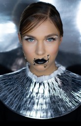 oribia Mod. Karina Rafińska

Zdjęcie ukazało się w magazynie Make-up Trendy (maj 2022 r.)