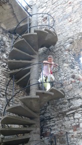 Stachel1 Córka schodzi po schodach przypominających helise DNA -  na zamku w Ogrodzieńcu