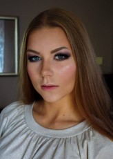 xoldzisbx Piękna Ola z makijażem w odcieniach różowego złota i brązów.