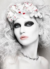 kungusia Photo: Weronika Kosińska
Make-up: Kinga Zawiła-Szeliga / Pigment
Hair: Teresa Opiała
Model: Viktoria Kowalska