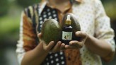Nanzi_Art Sesja zdjęciowa produktowa, dla Wietnamskiego producenta Oliwy z Avocado, zrealizowana w Wietnamskim Ho Chi Minh City, czyli dawnym Sajgonie.