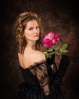 alicjanabielec Portret z różowym kwiatkiem