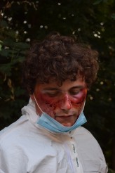 Wika_Smigol                             Charakteryzacja przedstawiająca lekarza walczącego z COVID-19 .Niepozorna maseczka rani policzki i nos medyka.             