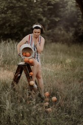 Fotograf_ka_Damsko-meska Julia w dalszej części sesji owocowej na szczecińskiej polanie
