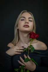 Piotr937 Miejsce: Studio-Atelier, Rozbórz, 2025
Pracownia fotografii studyjnej - własna. Scenografie i ustawienia autorskie.
Modelka:: Karina, IG: @k.czerniecka
Osoby zainteresowane podobnymi sesjami zapraszam do kontaktu – IG: @haditpk
