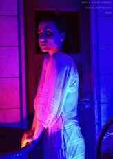 AgnesLumiere Gamy czerwono niebieskie w łazience. 
Foto: Agnieszka Wołkowicz
Model: Wiktoria Pękała

https://www.behance.net/gallery/65439819/Blue-red-Victoria