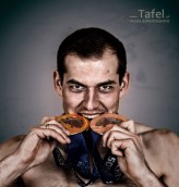 tafel_foto Model - Zbigniew Bródka, Mistrz Olimpijski w łyżwiarstwie szybkim na dystansie 1500 metrów i brązowy medalista w biegu drużynowym wraz z medalami zdobytymi w Sochi.
