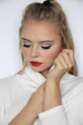 FotoKlaudiaN Make-up wykonała pani Dominika można ją znalężć pod nikiem Niqqa. Bardzo dobry makijaż. Serdecznie polecam wszyskim!