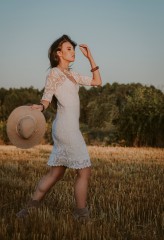 tomaszewska_w Boho sesja w sukience białej z kapeluszem w polu