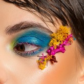 do_mi_ni_ka close up na oko z makijażu inspirowanego omem mody Versace summer/spring 21