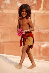 tafel_foto Z cyklu dzieci ulicy. Dziewczynka z kwiatkami bawiąca się przy Czerwonym Forcie w Agrze / Indie. Wyprawa rowerowa 2007