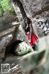 MK-Foto Sesja z Karoliną w opuszczonym obiekcie wojskowym w stylu gotyckim
