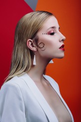 ataka Sacred Geometry
Photographer: Sylwia Łęcka
Makeup Artist: Renata Tyrala
Hair Stylist: Oliwia Łygan
Model: Olga Milej