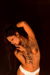 Tecnosciamano                             giovane donna tatuata            