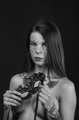 Silicon51                             Melpomene („Śpiewająca”; gr. Μελπομένη Melpoménē, łac. Melpomene ‘Śpiewaczka’) - muza sztuki tragicznej, przedstawiana jest zwykle jako kobieta oparta o skałę lub maczugę, z maską tragiczną w ręce i wieńcem z winorośli            