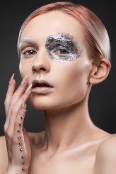 majaprenkiewicz Editorial for Make-Up Trendy.

GLITTER Space Face

Model: Katerina Paciećko

Photo: Paweł Pietrzyk