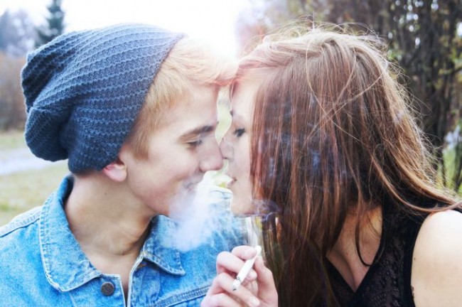 Мужики т девок мужики т девок. Курящие парень и девушка. Парень курит с девушкой. Поцелуй с дымом парень и девушка. Парень и девушка с сигаретой.