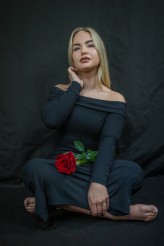 Piotr937 Miejsce: Studio-Atelier, Rozbórz, 2025
Pracownia fotografii studyjnej - własna. Scenografie i ustawienia autorskie.
Modelka:: Karina, IG: @k.czerniecka
Osoby zainteresowane podobnymi sesjami zapraszam do kontaktu – IG: @haditpk
