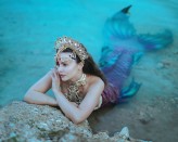 Mermaid                             Fotograf: https://www.instagram.com/paula_takes_photos/

Więcej syrenki:
IG: https://www.instagram.com/mermaid.to.be/
YT: https://www.youtube.com/@syrenabyc
TT: https://www.tiktok.com/@syrenabyc            