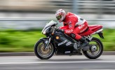 jm_foto a tak dla hecy :), ale w końcu to też portret tylko inny ;-)....
Kolega na swoim ukochanym Ducatti...