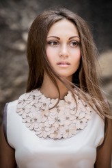 mosca                             fotograf - krismalta.com 
modelka  -  Anastasiya Gorokhova
skórzany kołnierz   - moscafashion.com             