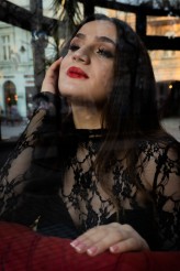 soulartvision_by_natalia W blasku gasnącego dnia, za cieniem refleksów szkła, kryje się ona - piękna i niepokojąca.
Fotograf : Linda Kardas