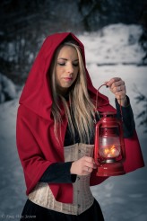 PanJanKowalski Czerwony Kapturek w zimowym lesie