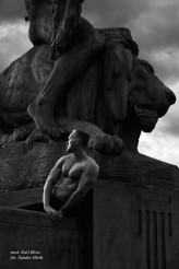 Konto usunięte                             Monumental.
Publikacja w magazynie Fashionably Male:
https://fashionablymale.net/2016/08/16/relentless-images-monumental-work-by-xander-hirsh/            