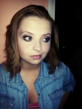 Kate_S Mocny makijaż podkreślający duże oczy modelki.