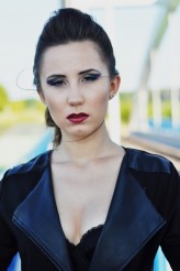 Ewa_Maluje Glam Rock

Fot: Marta Wysocka
Modelka: Milena Adamczuk
Fryzura: Monika Danowska