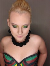 KolorowaCzern Zdjęcie z sesji stylizowanej 
Inspiracja Brazylią 
(Stanik z bibuły, korale/kolczyki z waty farbowanej)

Modelka: Nikola