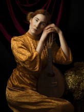 Annisa "Dama z mandoliną" 
Autoportret
