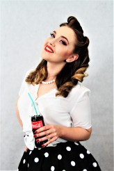 MakeUpYourMind                             Temat : Pin Up czyli lata 50te 
Modelka : D. Borowska 
Spódnica oraz biżuteria wykonane ręcznie             