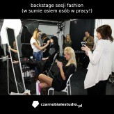 czarnobialestudio #bts #backstage sesji fashion
osiem osób w pracy w czarnobialestudio.pl
modelka i wizażystka na Maxmodels!