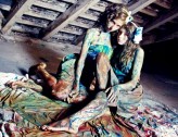 yesyes                             Zdjęcie z sesji zdjęciowej zainspirowanej pokazem Alexandra McQueena Wiosna/Lato 1999.            