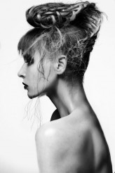 miyah                             Dan Thomas - photograper
Sandra Chiantis - hair
Eva Gruszczynska - make up
            