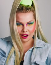 amiszkamakeup Alicja w makijażu stylizowanym na lata 80.