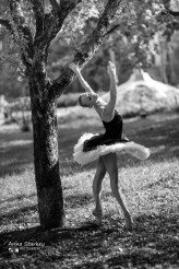 Sonnenschine Nathalie Sonnenschine in her project „Ballerina and the City” presenting juxtaposition of pure beauty such a s ballet with all beauty and dirt that city offers

Photos by Anna Starkey