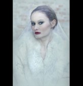 absentia-stylist fot. Alicja Reczek, modelka: Kinga Hołownia, make-up&hair: Karina Czapla, toczek: Veil.pl