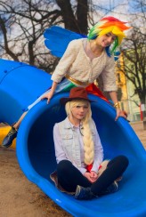 annemcosplay Applejack (ja):
https://www.facebook.com/annemcosplay/
Rainbow Dash:
https://www.facebook.com/biegancoscave/

Photo:
https://www.facebook.com/Denpun-515521395314775/