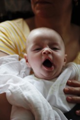 WiktoriaMichorzewska Zdjęcie przedstawia zmęczone niemowlę, zrobione całkiem spontanicznie-w domu. 