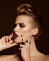 HarryJMakeup "Jewel Party" Beauty Editorial for Cliche Magazine 2017

Photo: Dominika Wozniak
Makeup: Harry J Makeup /Kreator Makijazu Kontigo
Hair: Ewa Pieczarka
Model: Marta Kowalczyk