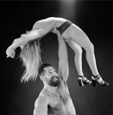 gemelo Atleta i ona jedną ręką uniesiona :))