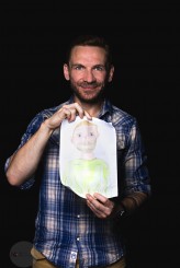 obsydianowy_motyl Przemek Kossakowski ze swoim portretem narysowanym przez 7 letniego Filipa, projekt &quot;Z Pasją O Pasji&quot; Rzeszów 2016, Kino Zorza