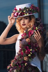 margaretha                             Modelka: Sveta Khomenko

Stylizacja floralna: Małgorzata Szwagiel

Włosy: Katarzyna Złamaniec

Foto: Kuba Pabis            