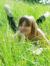 natala14 Olga w trawie