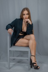 Piotr937 Miejsce: Studio-Atelier, Rozbórz, 2025
Pracownia fotografii studyjnej - własna. Scenografie i ustawienia autorskie.
Modelka: Zuzia D.  
Osoby zainteresowane podobnymi sesjami zapraszam do kontaktu – IG: @haditpk

