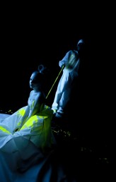 madamdak                             projekt kostiumu do Otella Szekspira (Desdemona i Otello) w świetle UV, zazdrość symbolizowana przez żółty kolor            