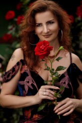 marcinw_artfoto Portrety Modelki jaki powstał w plenerze w otoczeniu kwitnących róż. 